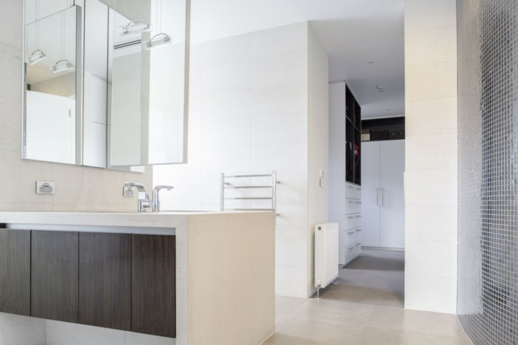 salle de bains design moderne et spacieux
