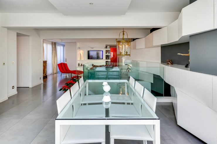 La pièce principale de vie de cet appartement de luxe salle à manger design moderne