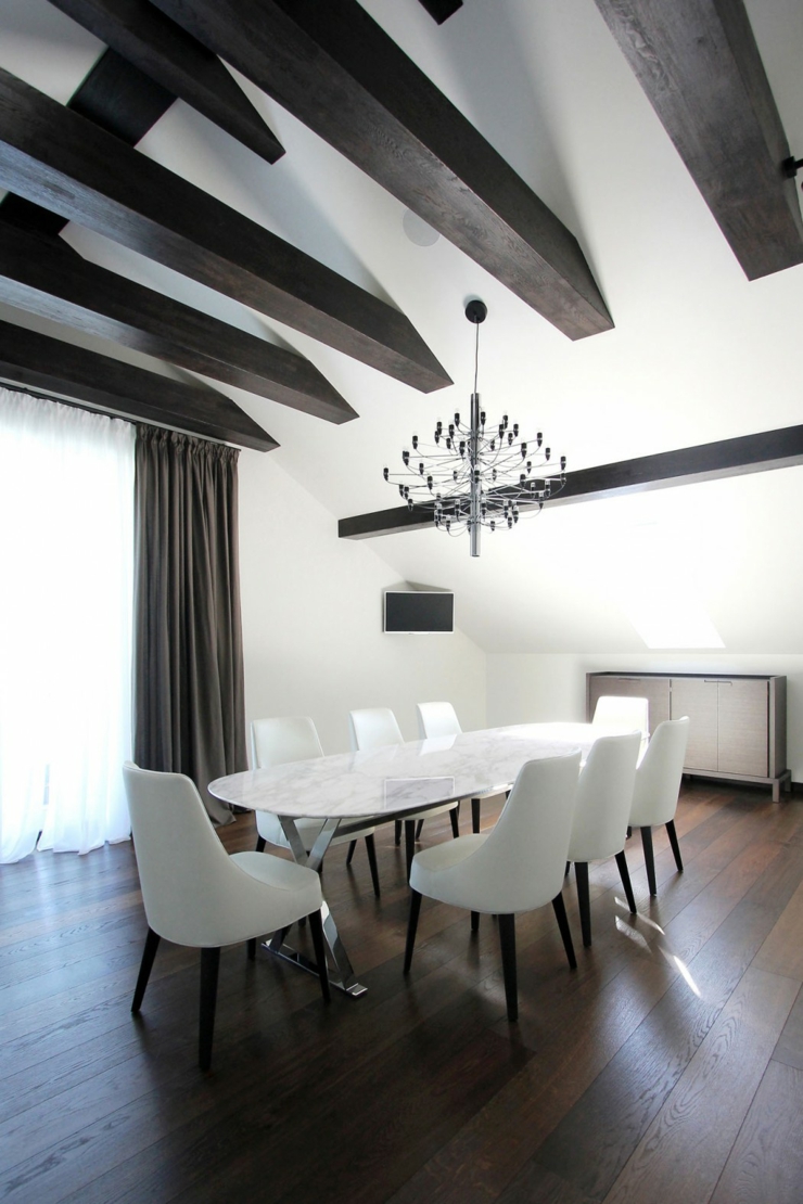 Salle à manger au design épurée et simple à côté de la cuisine appartement aménagé combles