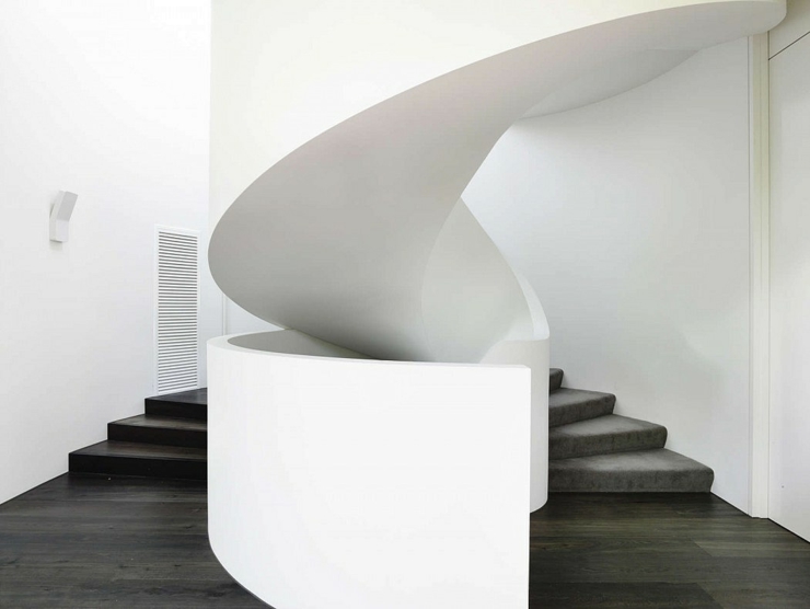Magnifique escalier au design unique en blanc et gris escalier design créatif maison de ville