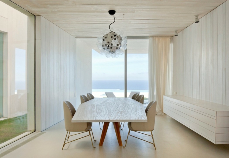 Salle à manger à l’ameublement minimaliste en bois massif blanchi salle à manger villa de vacances d'architecte