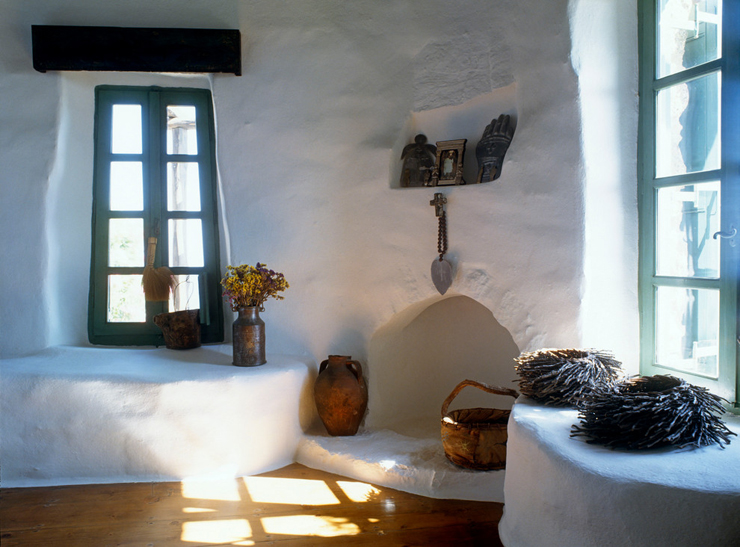 Intérieur de cette maison de vacances en Grèce aux touches authentiques Murs blanc intérieur bien méditerranéen