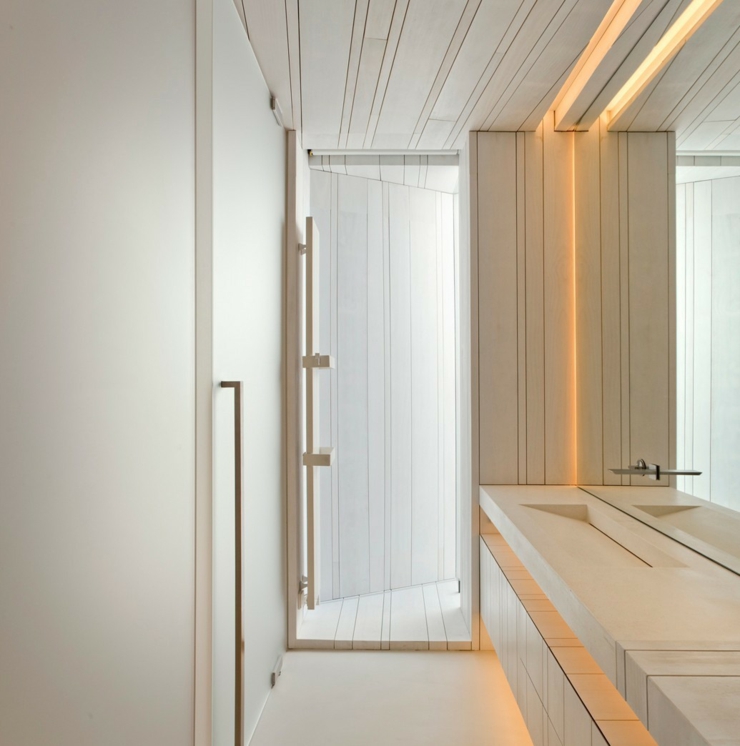 Salle de bains en blanc avec revêtement en bois traité intérieur blanc villa de vacances luxe