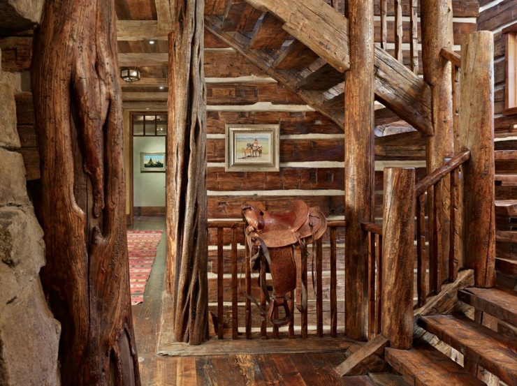 Intérieur de cette maison rustique entièrement réalisé en bois intérieur rustique en bois