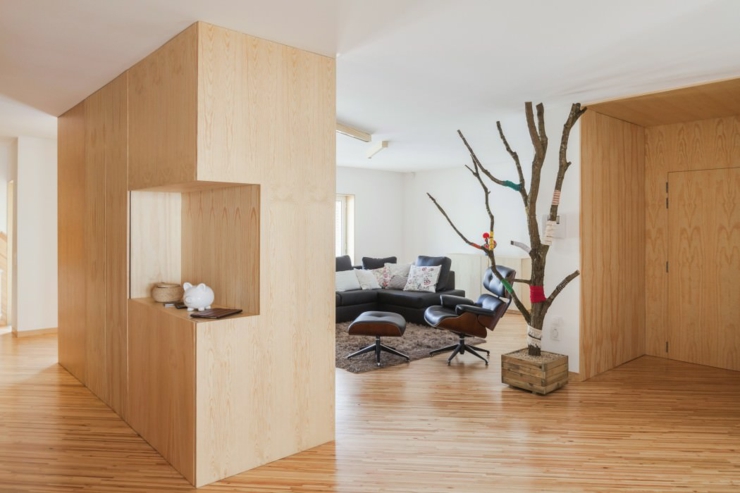 Entrée, coin séjour et le placard séparateur de l’espace intérieur moderne design bois massif
