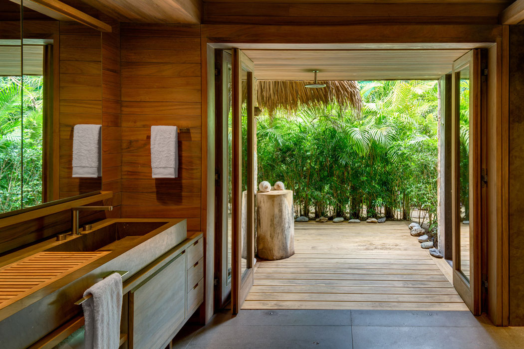 Une des six spacieuses salles de bains de la résidence de vacances au design exotique salle d'eau privative villa de luxe exotique