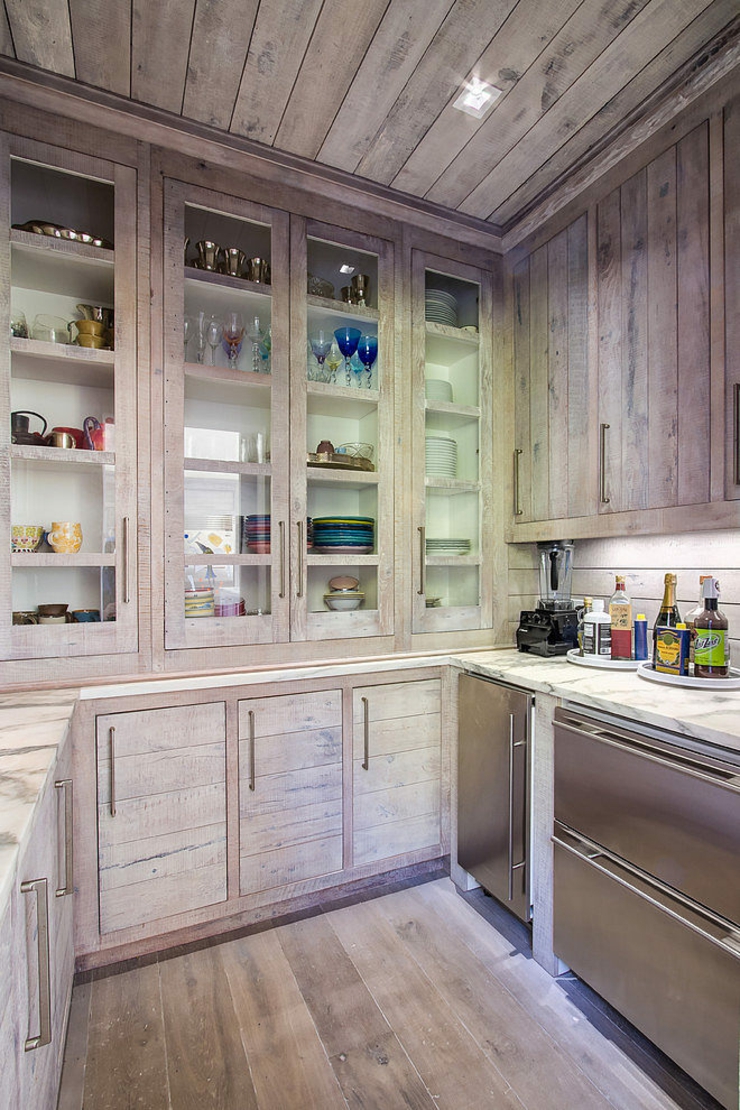 Cuisine design rustique aux placards en bois maison de campagne Tennessee bois massif