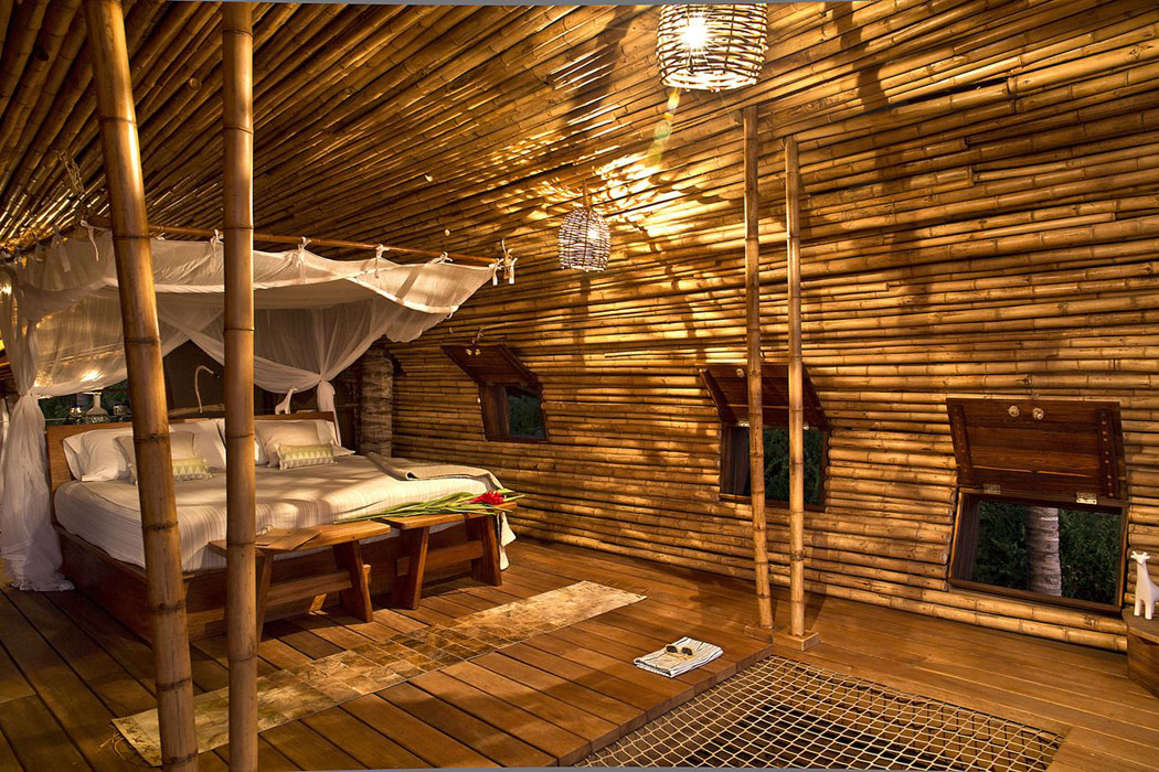 Le bois exotique, l’argile et les palmiers représentent les éléments omniprésents dans cette villa lumières tamisées villa de vacances écologique retraite