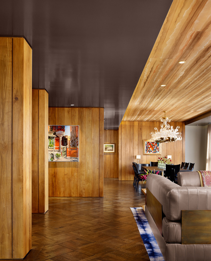 Boiseries occupant une place important dans l’intérieur séjour rustique appartement luxueux