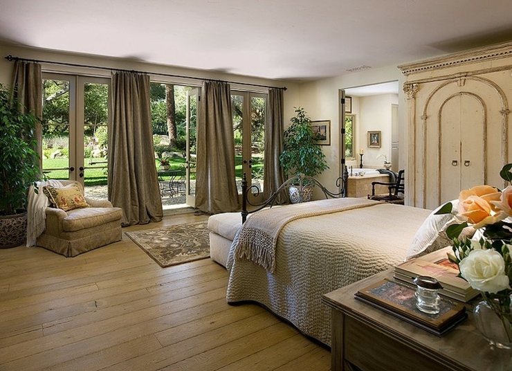 Une des chambres avec du caractère de cette maison rustique meubles rustique chambre à coucher