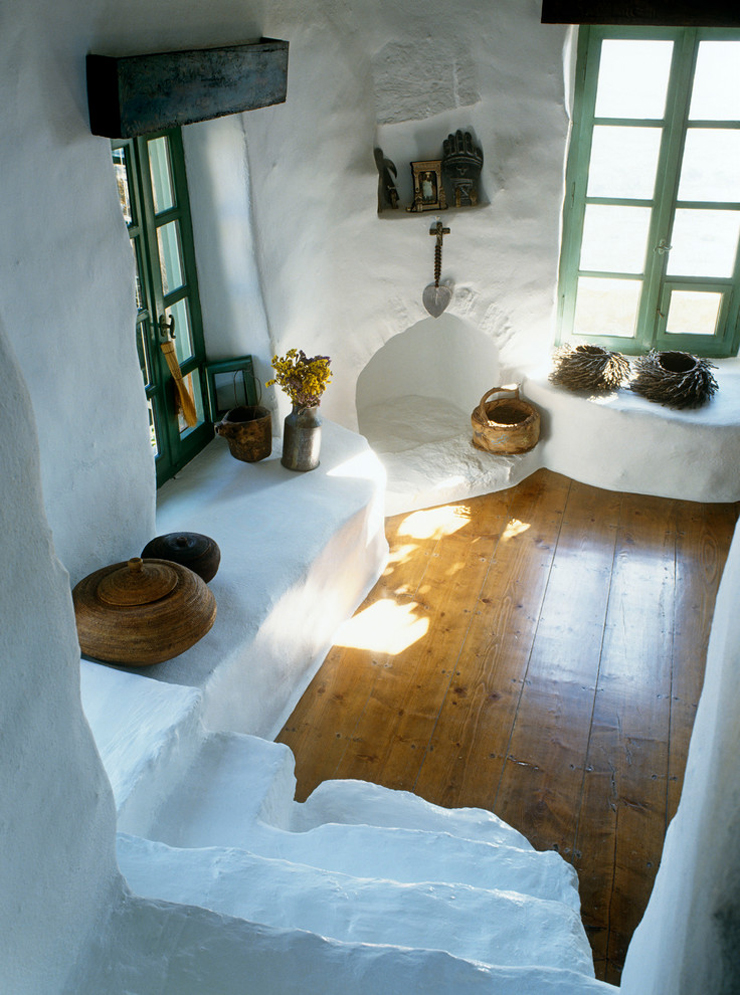 Agencement original et atypique avec plusieurs marches et escaliers Cheminée maison de vacances rustique grecque