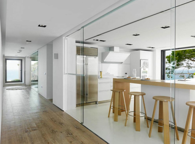 Cuisine moderne complètement ouverte sur les espaces outdoor intérieur cuisine design luxe belle demeure sur la côte