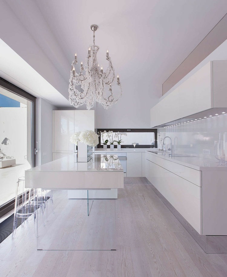 Coin cuisine et salle à manger à la fois style méditerranée intérieur blanc bleu