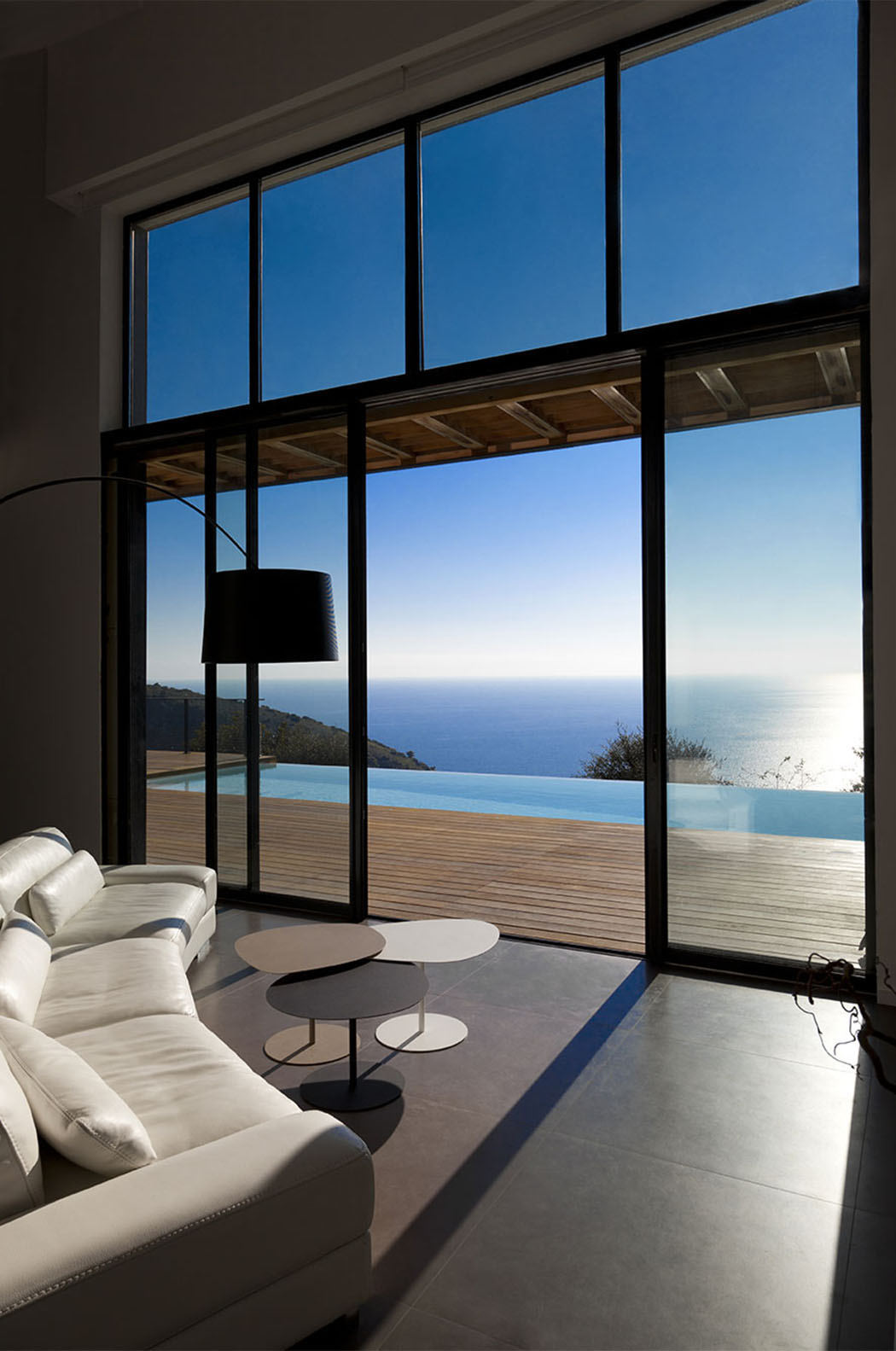 La belle vue depuis le canapé du salon – l’eau de la piscine qui s’unit à celle de la mer séjour donnant piscine villa de rêve monaco