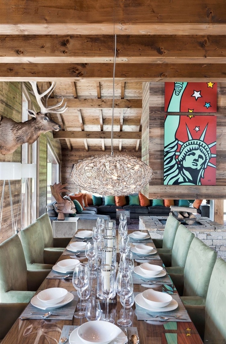La touche pop art qui apporte un accent gai de l’intérieur salle à manger accueillante chalet de vacances ski