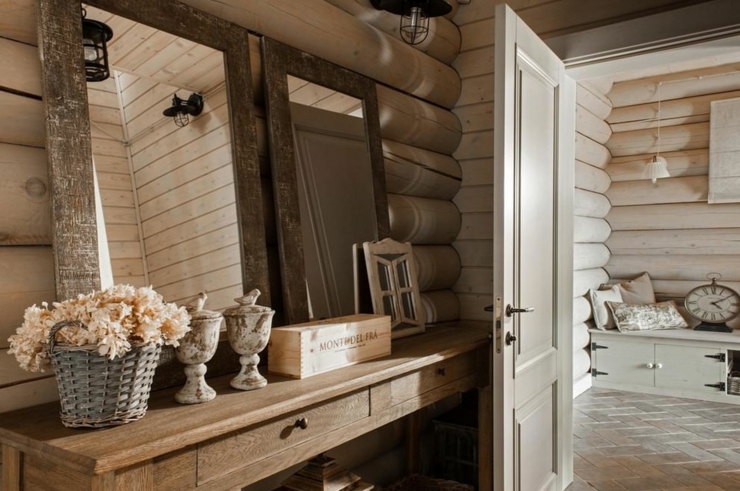 Datcha russe avec un esprit accueillant et chaleureux à la slave intérieur brut bois massif maison