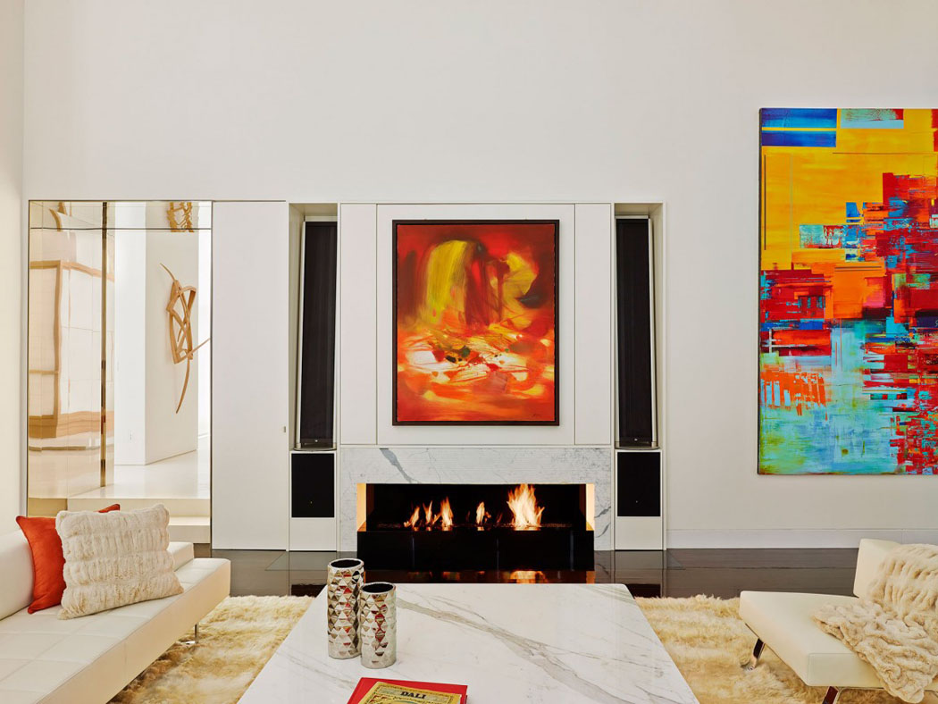 Un intérieur luxueux, inondé par la lumière naturelle à l’ameublement classe séjour intérieur déco artistique prestige