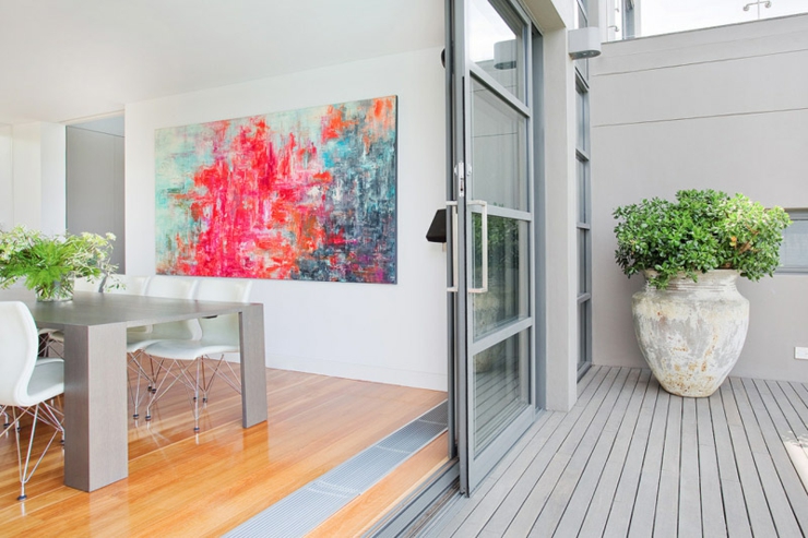 Baie vitrée qui donne sur une belle terrasse intérieur design moderne original coloré