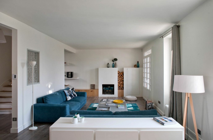 Séjour principal décoré en blanc et bleu pétrole très tendance mobilier design chic maison rénovée paris