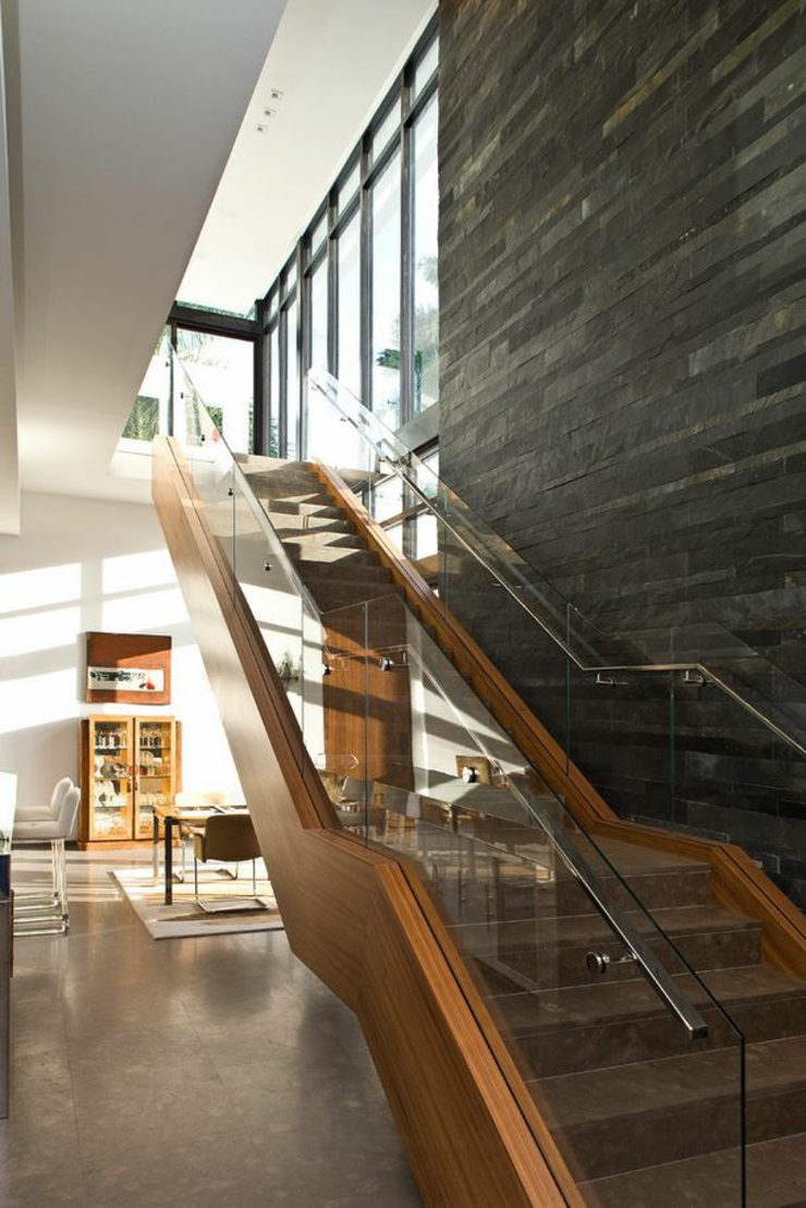 L’escalier menant vers l’étage de cette maison contemporaine intérieur maison architecte