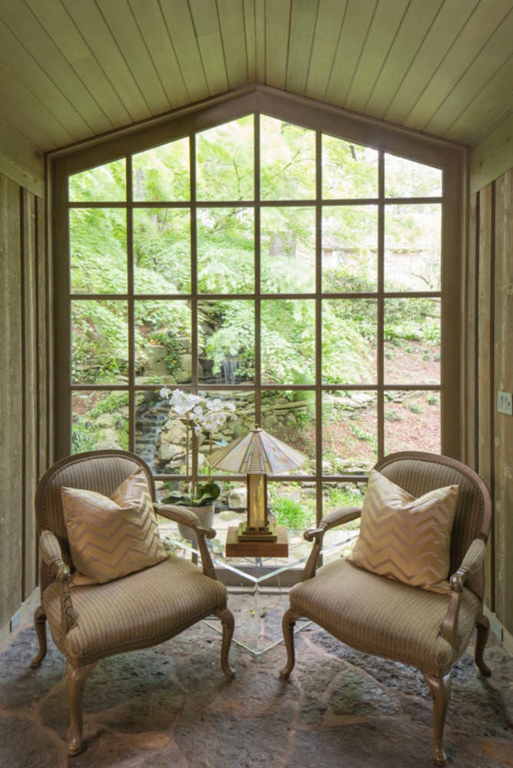 Verrière et sol en pierres pour un décor très rustique verrière et intérieur en bois maison de charme rustique