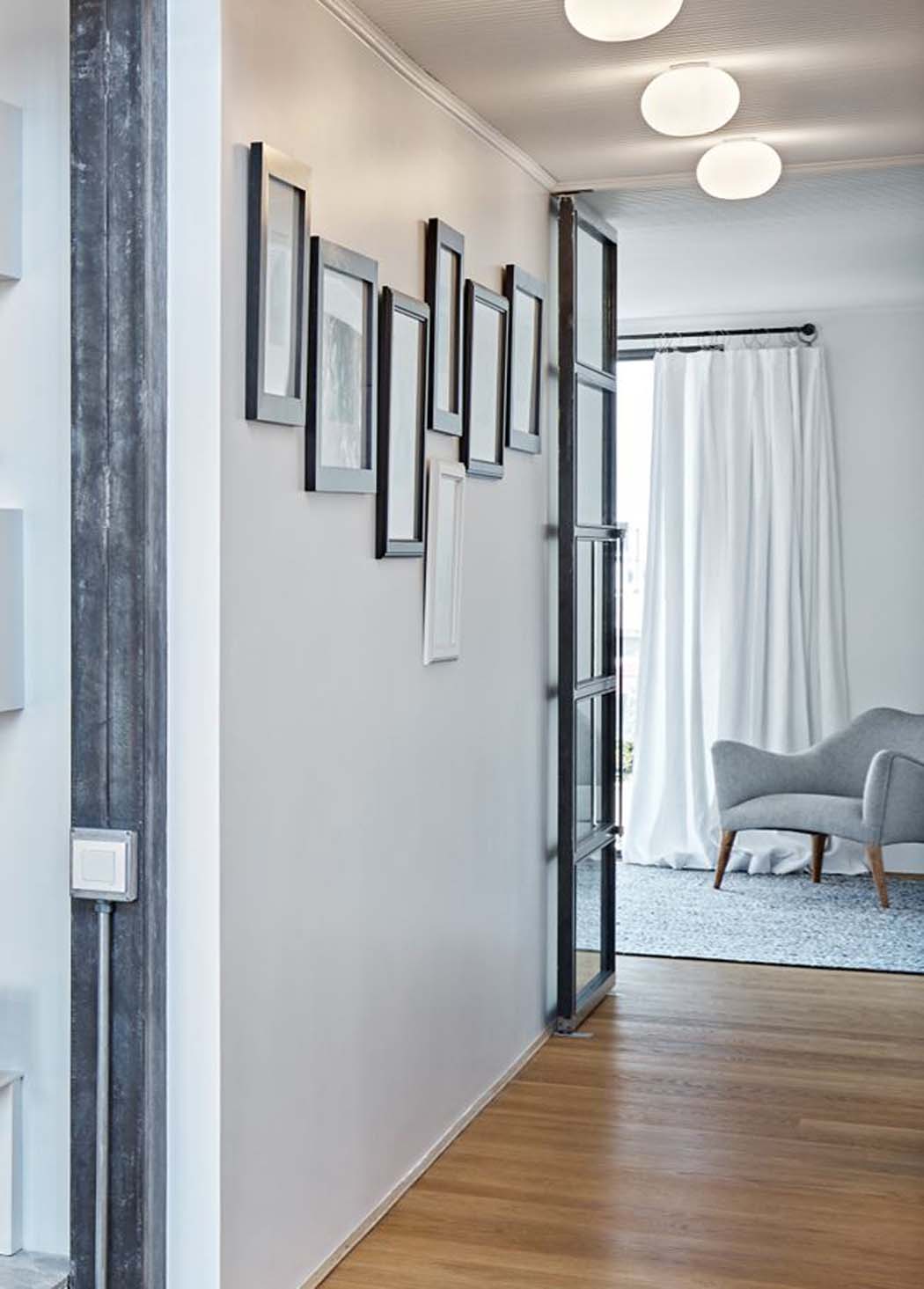 Le couloir qui sépare cet appartement avec vue sur la vieille ville, en deux menant vers les chambres intérieur sobre appartement moderne design