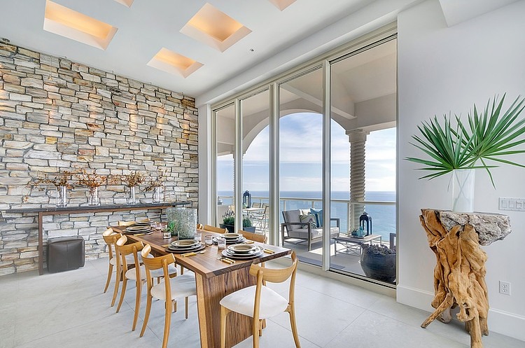 Coin salle à manger qui donne sur la terrasse salle à manger vue sur la mer
