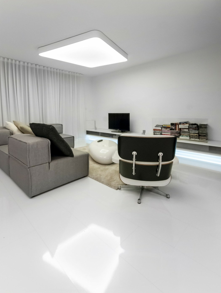 Sol, plafond et rideaux en blanc pour un intérieur design épuré ameublement contemporain loft design