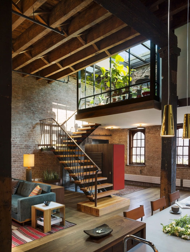L’escalier près de la porte d’entrée menant vers la terrasse loft design de ville tribeca