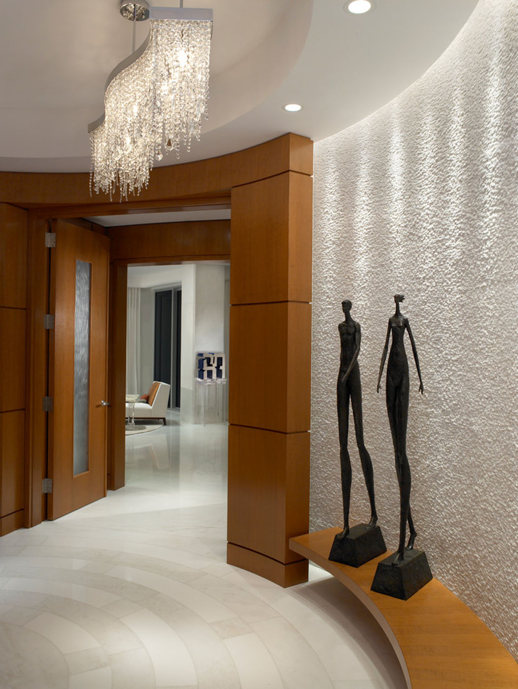 Entrée principale de cette résidence de vacances prestigieuse avec vue sur la mer entrée appartement design déco luxe