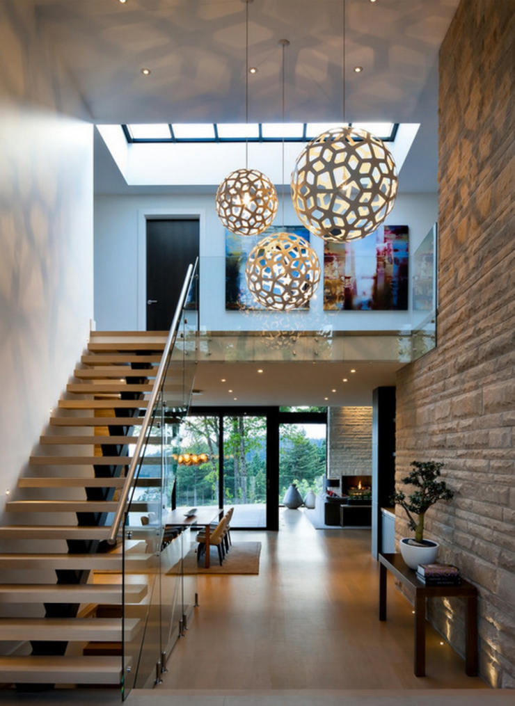 Vue de cette maison moderne depuis son entrée principale intérieur moderne design luxueux
