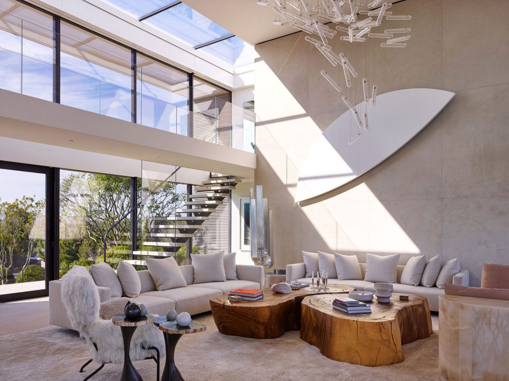 Un des salons au mobilier luxueux de cette belle maison de vacances sur la côte est américaine belle maison de vacances long island new york prestige architecture