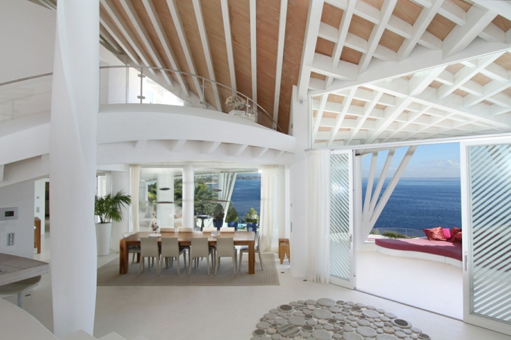 Pièce principale de vie avec grandes ouvertures donnant sur la mer intérieur design luxe prestige