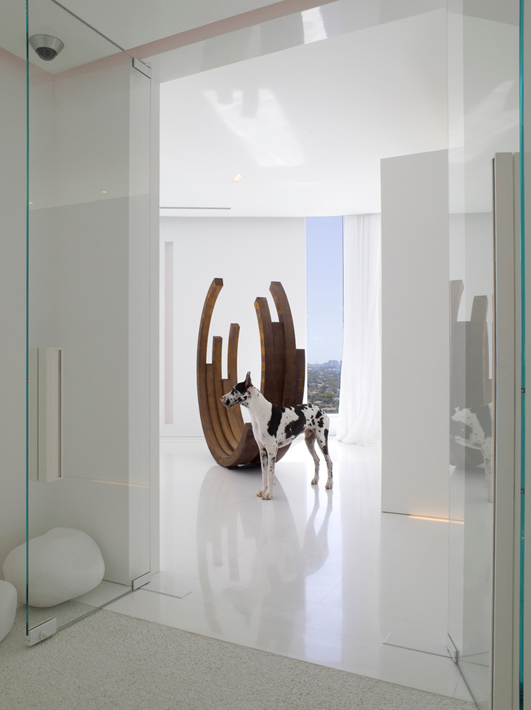 intérieur de cet appartement de vacances en blanc