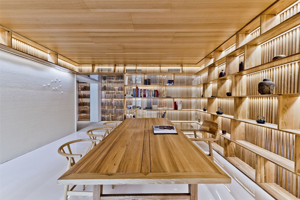 Meubles en chêne massif délimitent les espaces et apportent un côté accueillant au design minimaliste bureau maison ambiance minimaliste