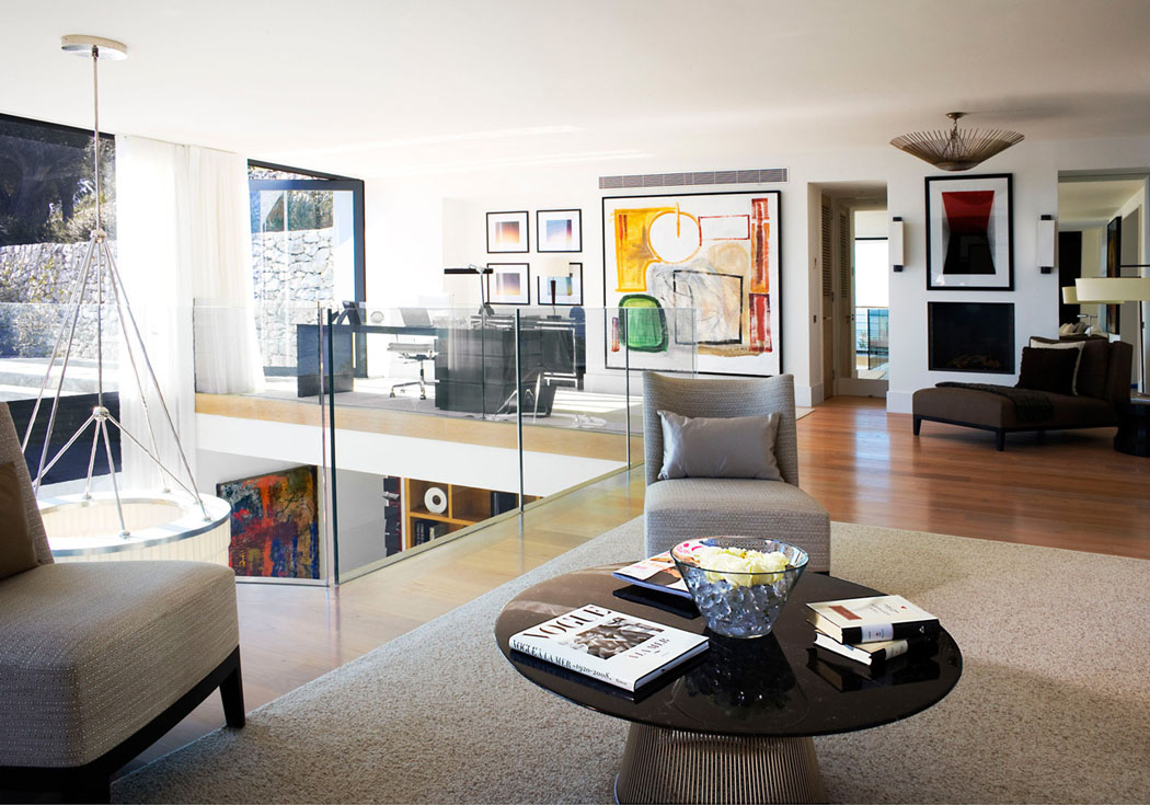 Au premier niveau se trouve une jolie et spacieuse mezzanine où sont aménagés un bureau et un coin lecture mezzanine villa de prestige location de vacances riches