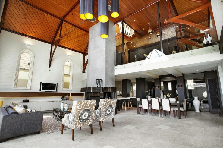 Grande et spacieuse pièce de vie dans cette maison originale séjour hauteur plafond
