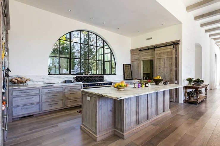 Belle verrière dans cette maison de charme cuisine rustique placards bois massif maison