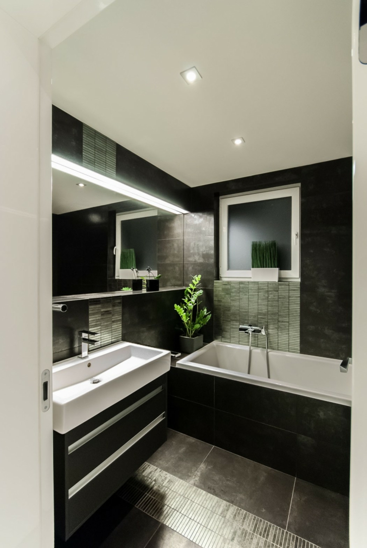 La salle de bains où la couleur prédominante est le noir salle de bain baignoire moderne noir
