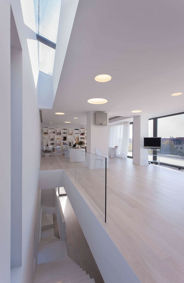 L’étage à l’espace dégagé et aux murs en verre intérieur design contemporaine blanc maison moderne