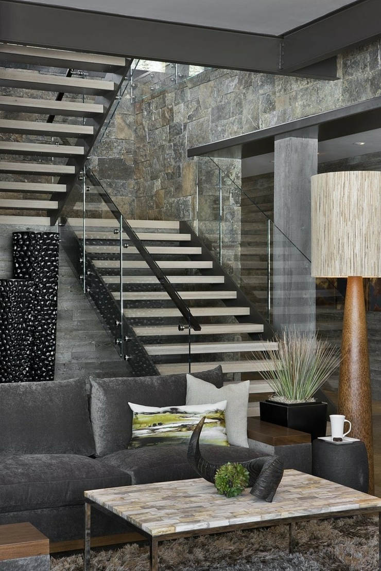 Intérieur en verre et pierre de ce chalet de ski intérieur design rustique unique