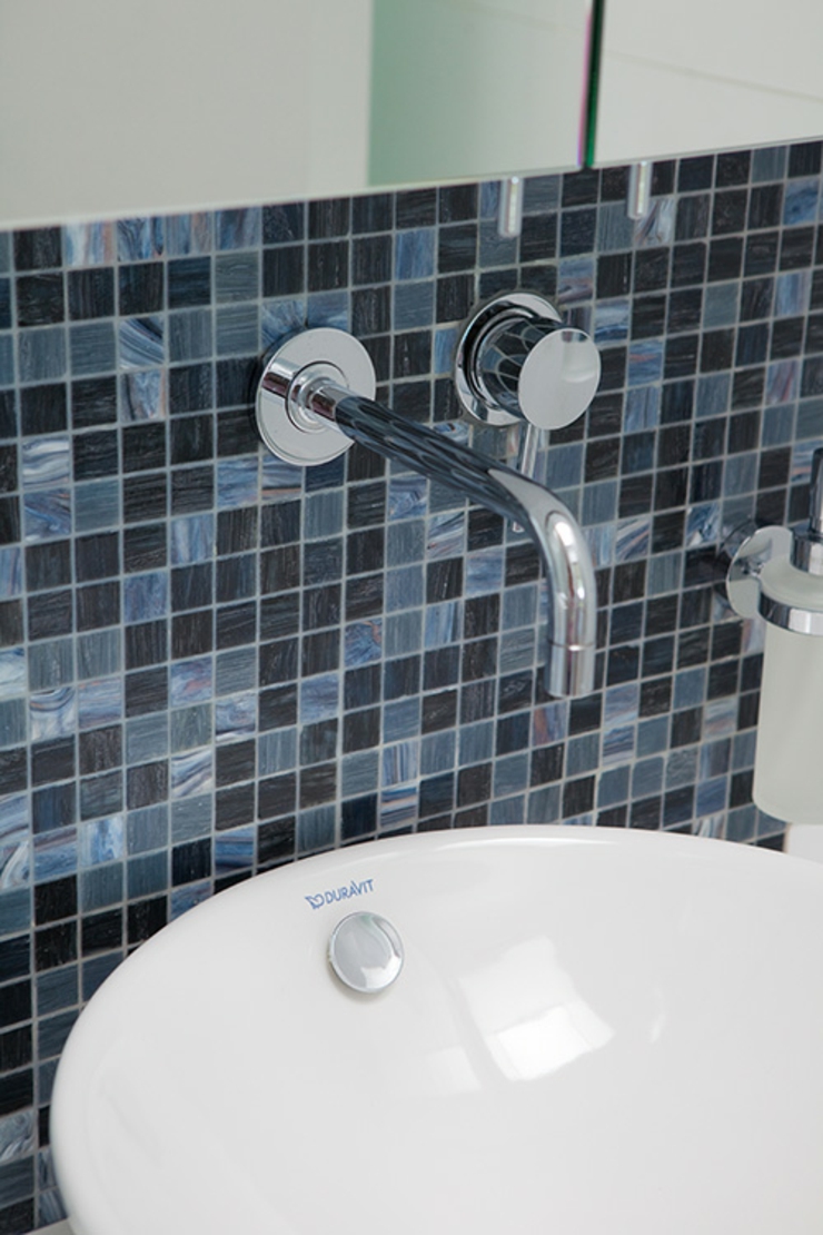 Mosaïque en bleu marin pour le design de cette belle maison d’architecte salle de bain design moderne