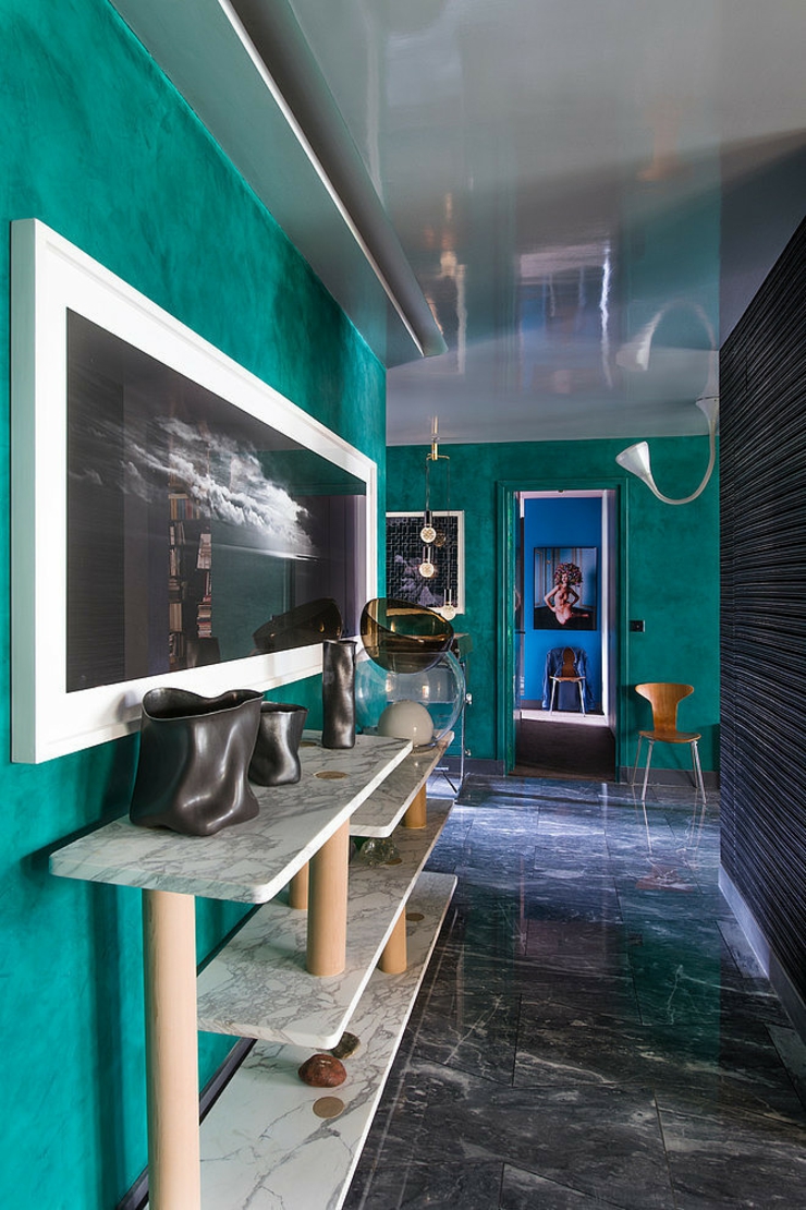 Couloirs à la déco éclectique de l’appartement de luxe couloir marbre et murs peints en couleur tendance