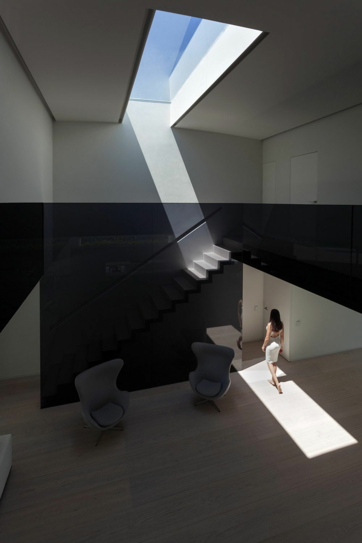 Intérieur à l’agencement original et différent au design épuré intérieur design futuriste maison d'architecte