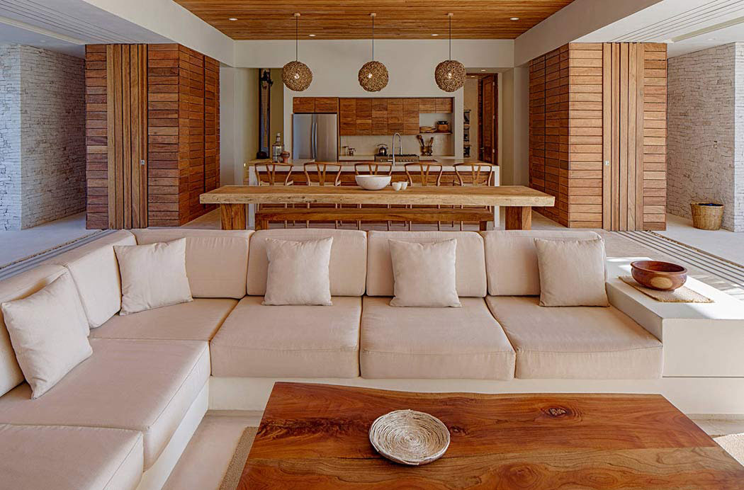 Agréable intérieur où le beige et le bois exotique sont omniprésents assise canapé confort villa de luxe vacances