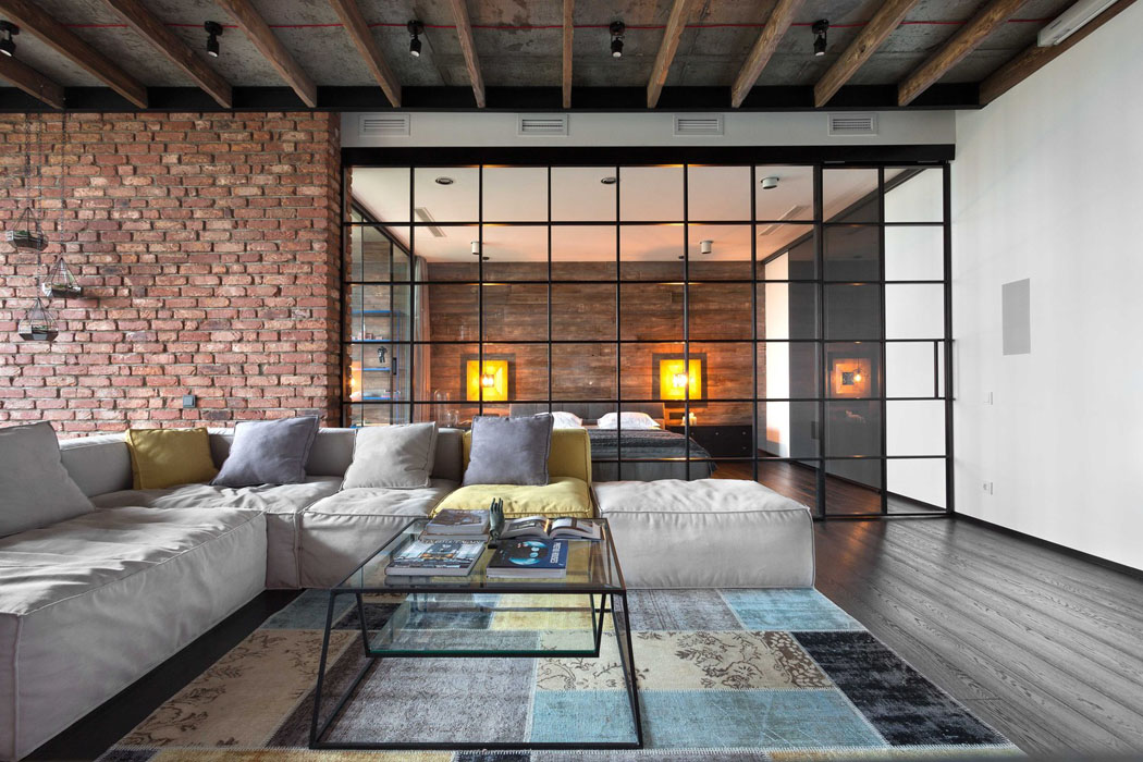 Mur en briques, plafond en béton et poutres apparentes pour un design très branché verrière design industriel logement de ville
