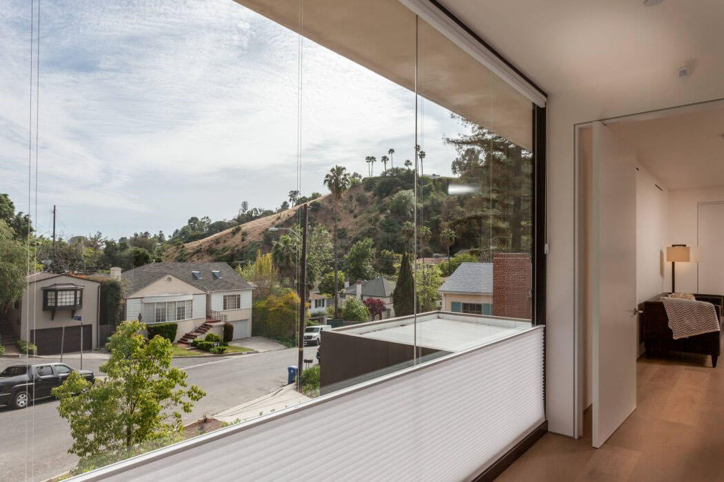 Cette maison neuve se distingue par ses grandes ouvertures et fenêtres disposées un peu partout fenêtre coulissantes amovibles en verre maison de luxe