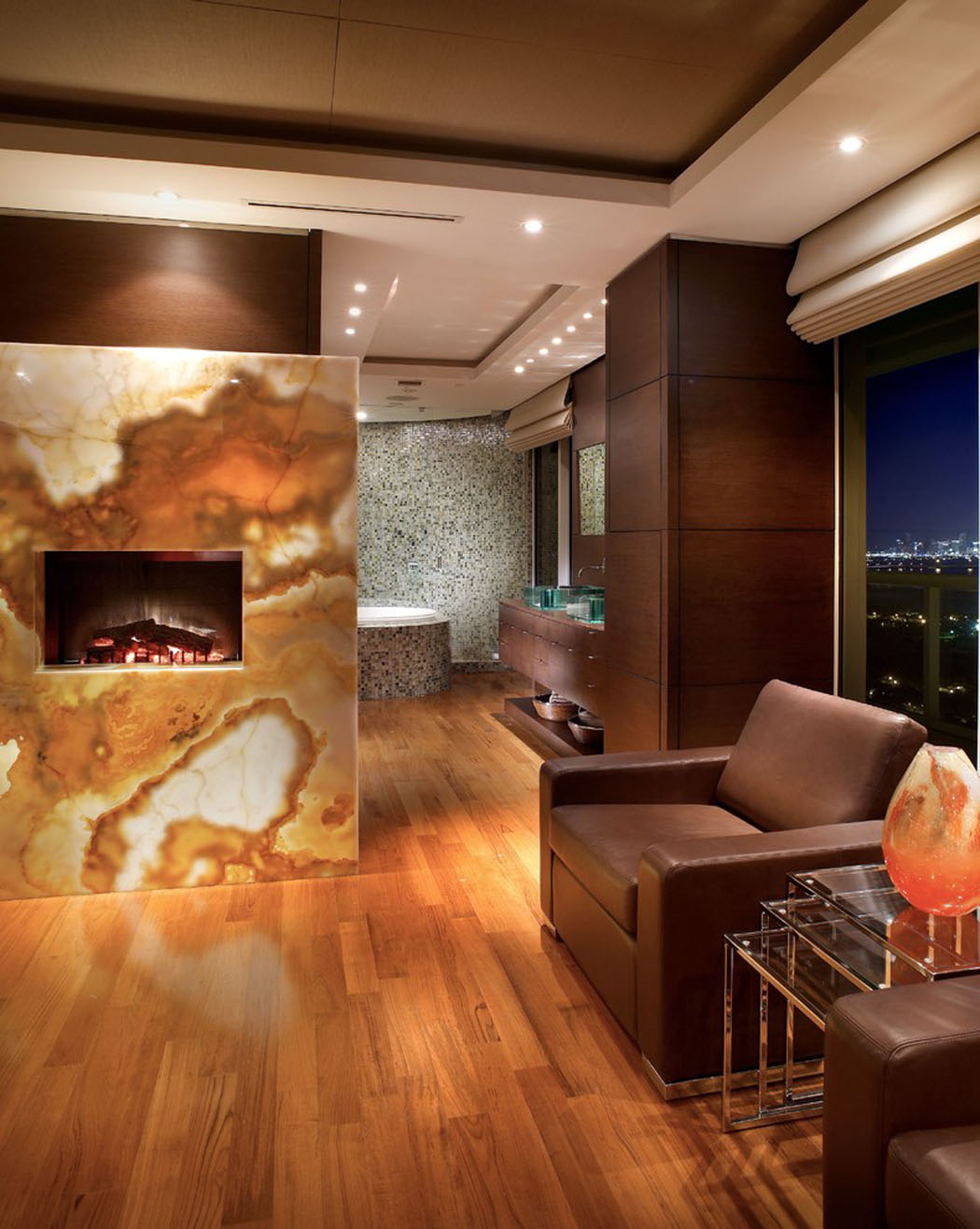 Décoration intérieure de cette résidence de vacances dans la gamme marron glacé intérieur maison de vacances luxe