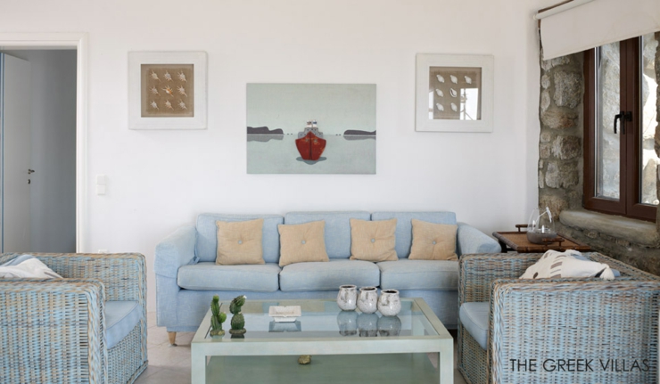 Intérieur meublé de façon simple et convivial séjour villa de vacances en Grèce
