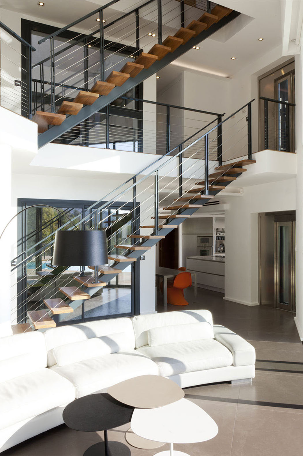 Maison d’architecte à l’intérieur agencé de façon originale et inondé par la lumière séjour villa de luxe monaco avec vue